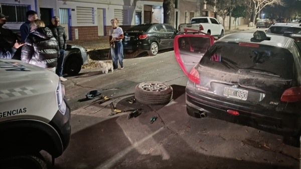 Detuvieron a dos hombres en La Plata por robar una rueda de una Ford Ranger