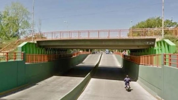 Con un arma en la mano y su hija al lado: el dram&aacute;tico asalto que sufri&oacute; una mujer en Ringuelet a metros del puente
