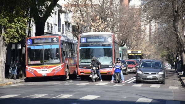 Julio arranca con aumentos en La Plata: desde este mi&eacute;rcoles suben los micros, los alquileres, las prepagas y los servicios