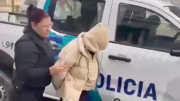 Intentaron atar y golpear a una jubilada para robarle en Tolosa, pero la Polic&iacute;a los sorprendi&oacute; adentro de la casa