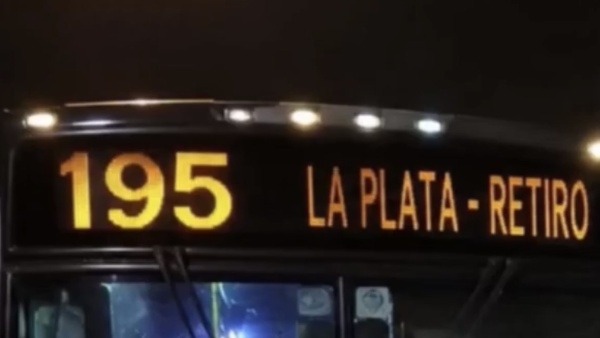 Tragedia en Camino Centenario: un joven de 21 a&ntilde;os muri&oacute; atropellado por un micro en Berazategui
