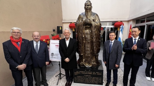 Alak inaugur&oacute; el Centro Cultural de China en La Plata: cursos, cine y estatua de Confucio en la UNLP