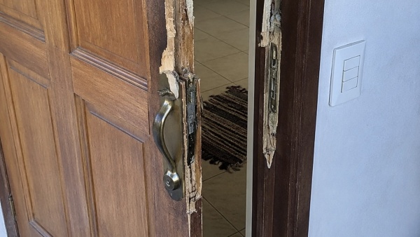 Violentaron una puerta y le robaron los ahorros y alhajas a un matrimonio de La Plata