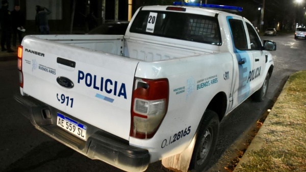 Banda de 6 delincuentes atac&oacute; a una madre y su hija en La Plata: "Dame el dinero o no te dejo salir"