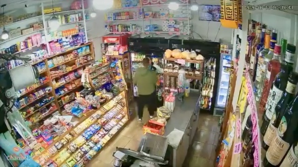Quiso besarla en un kiosco de La Plata y ella lo empuj&oacute;: qued&oacute; todo grabado