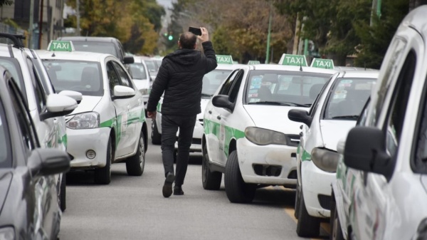 Caos por la falta GNC en La Plata: cerraron 3 estaciones m&aacute;s , ya son 7 cuadras de fila y los taxistas se funden