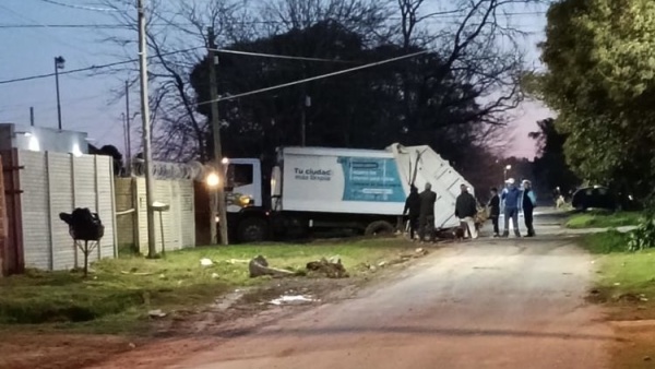 ABSA dej&oacute; un pozo en Los Hornos hace 20 d&iacute;as y un cami&oacute;n recolector qued&oacute; atrapado