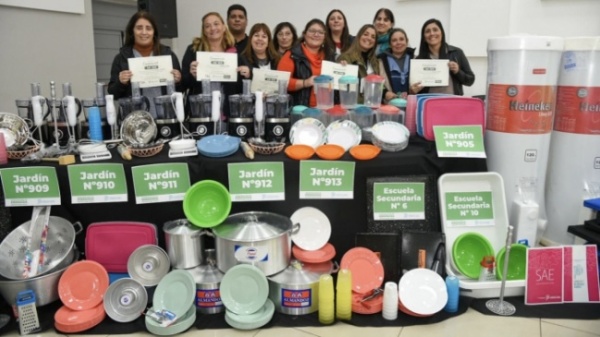 Kicillof refuerza los comedores escolares: Ensenada recibi&oacute; cocinas, heladeras y anafes para 28 escuelas del SAE