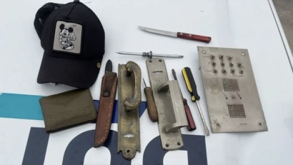 Rob&oacute; manijas y un portero en La Plata pero cay&oacute; a las cuadras: lo detuvieron con las herramientas en la mano