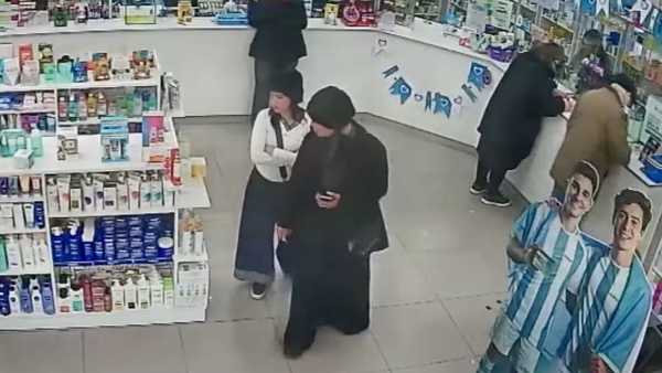 Entraron como clientas y en apenas seis minutos desvalijaron el sector de perfumer&iacute;a de una farmacia de La Plata