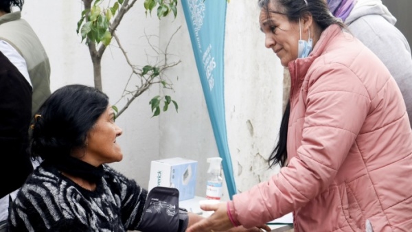 Kits de abrigo y atenci&oacute;n m&eacute;dica: as&iacute; fue el operativo de Provincia en La Plata contra el fr&iacute;o