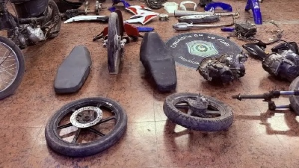 Allanamiento en La Plata: cay&oacute; un joven de 23 a&ntilde;os con motores robados y autopartes de motos