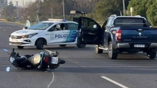 Tr&aacute;gico choque m&uacute;ltiple en City Bell: muri&oacute; un motociclista y revelaron su identidad