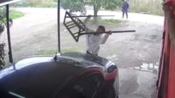 A piedrazos en La Plata: denunciaron a una mujer y un adolescente por romper un auto y la ventana de una casa