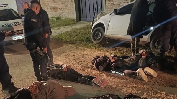 Tentaron 2 robos en La Plata y terminaron en una zanja: la Polic&iacute;a detuvo a 4 con armas y precintos en City Bell