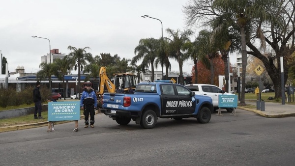 Reparan la calzada en 7 y 32 en La Plata tras p&eacute;rdida de agua de ABSA
