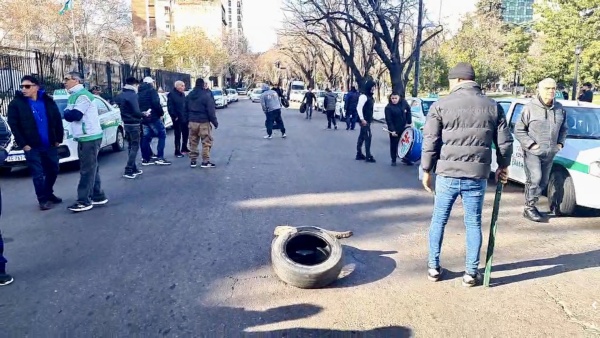 La Plata lleva 13 d&iacute;as sin GNC por Camuzzi: cortes, largas filas y protesta frente a la Gobernaci&oacute;n bonaerense