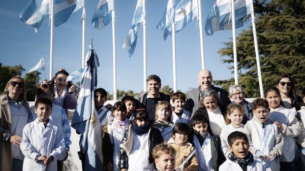 Kicillof le tom&oacute; la promesa a la Bandera en Laprida y cruz&oacute; a Milei: &ldquo;La lealtad es solo a la celeste y blanca&rdquo;