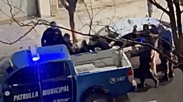 Caos en la zona roja de La Plata: cruce violento entre seguridad municipal y mujeres termin&oacute; con un celular roto