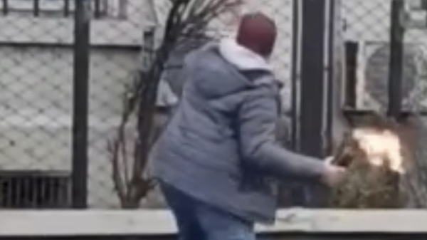 Momentos de p&aacute;nico en Berisso: lanz&oacute; una bomba molotov al Concejo Deliberante y huy&oacute; a toda velocidad