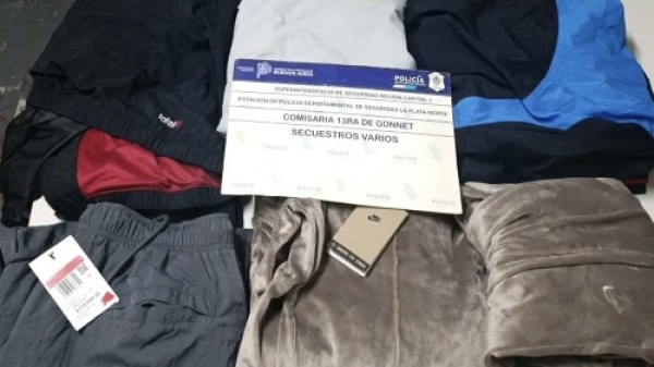 Gonnet: quisieron salir con ropa sin pagar, sonaron las alarmas y terminaron presos