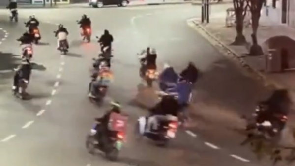 Picadas en pleno centro de La Plata: filmaron a motociclistas cruzando en rojo y en contramano en Plaza Italia