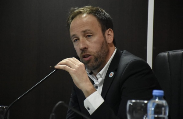 El ministro de Econom&iacute;a bonaerense dijo que el super&aacute;vit fiscal de Milei &ldquo;se queda sin nafta porque la gente no consume"