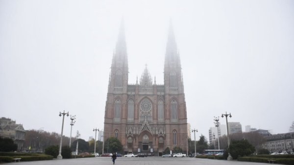 El invierno golpea fuerte en La Plata: anuncian la jornada m&aacute;s fr&iacute;a del a&ntilde;o y alertan por lluvias para el fin de semana