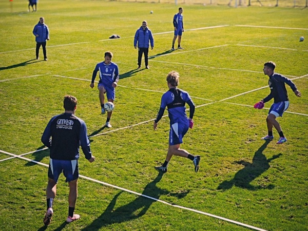 En Gimnasia marginaron a otro futbolista que tiene los d&iacute;as contados en Estancia Chica