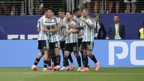 Argentina, con Messi intratable, derrot&oacute; 2 a 0 a Austria y se clasific&oacute; a los octavos de final