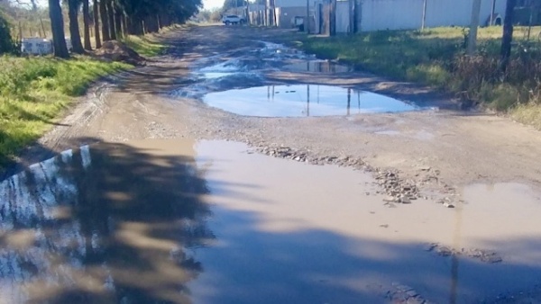 Vecinos cansados de esquivar pozos gigantes: una calle de La Plata se vuelve una trampa cada vez que llueve