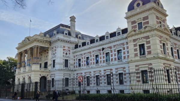 Cronograma sueldos y aguinaldo junio 2026 en Provincia: cu&aacute;ndo cobran estatales, docentes, polic&iacute;as y judiciales de La Plata