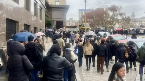 Amenaza de bomba en el Ministerio de Econom&iacute;a: evacuaron el edificio y Luis Caputo estaba reunido con Iv&aacute;n Duque
