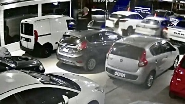 City Bell: asaltaron concesionaria en Camino Belgrano y 475, escaparon con 3.000 d&oacute;lares y cascos