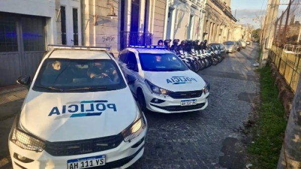 Megaoperativo de saturaci&oacute;n en Tolosa: detuvieron a 6 personas y secuestraron moto robada y arma de fuego