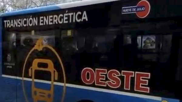La Plata se sube al futuro: primer micro el&eacute;ctrico con USB, aire y billeteras virtuales