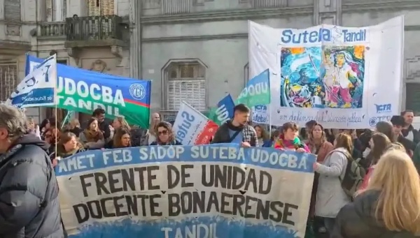 &ldquo;Basta de violencia&rdquo;: multitud march&oacute; en Tandil tras la brutal golpiza a un profesor