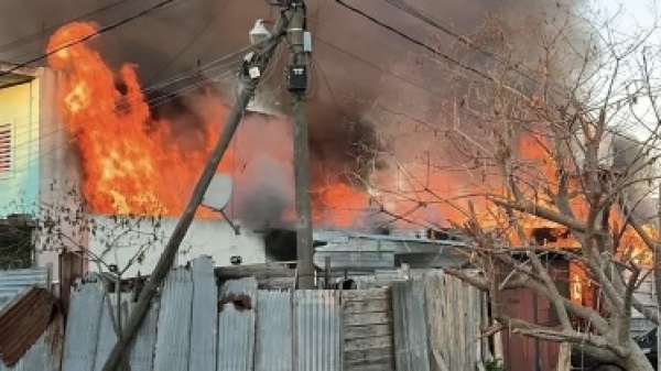 Voraz incendio destruy&oacute; por completo una vivienda en La Plata: investigan c&oacute;mo se inici&oacute; el fuego