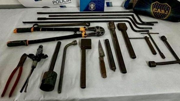 Robaban ruedas: dos hombres del Conurbano quedaron detenidos con un arma blanca y herramientas en La Plata