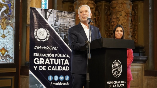 Alak recibi&oacute; a 350 estudiantes en La Plata: debut&oacute; el Modelo ONU en el Palacio Municipal