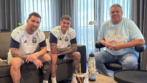 Messi, De Paul y la c&aacute;bala de Chiqui Tapia: la foto del hotel que se volvi&oacute; viral por una mancha en la mesa