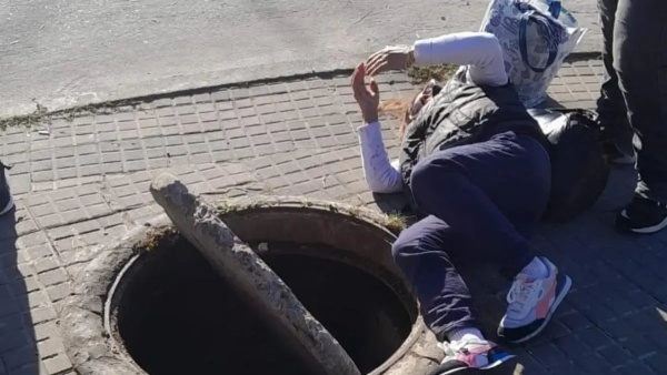 Una mujer cay&oacute; en un pozo por una tapa floja en La Plata, se golpe&oacute; la costilla y esper&oacute; 30 minutos la ambulancia