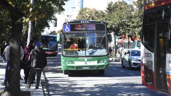 Alerta por paro de micros que afectar&iacute;a a La Plata: UTA amenaza con medida de fuerza por salarios y apunta a Caputo