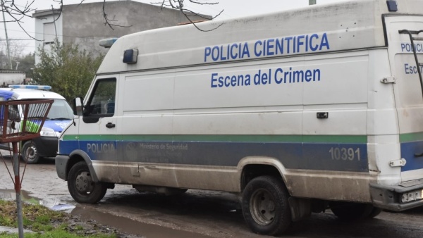 City Bell bajo shock: encontraron a un hombre degollado en calle 454 y detuvieron a su pareja