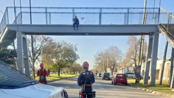Tensi&oacute;n en La Plata: una mujer intent&oacute; tirarse de un puente en Meridiano V