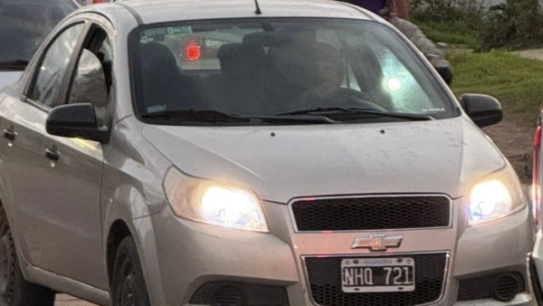 Una joven fotografi&oacute; el auto de un hombre que la llamaba mientras esperaba el micro en La Plata