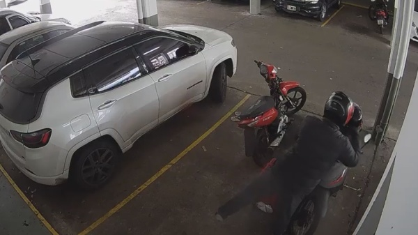 Rob&oacute; los espejos de una moto en una cochera de La Plata y escap&oacute; en menos de un minuto