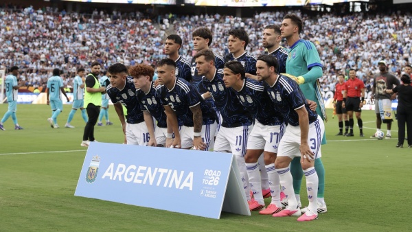 Blooper hist&oacute;rico y Messi no contuvo la risa: Los Palmeras reemplazaron al himno argentino en el amistoso de la Selecci&oacute;n