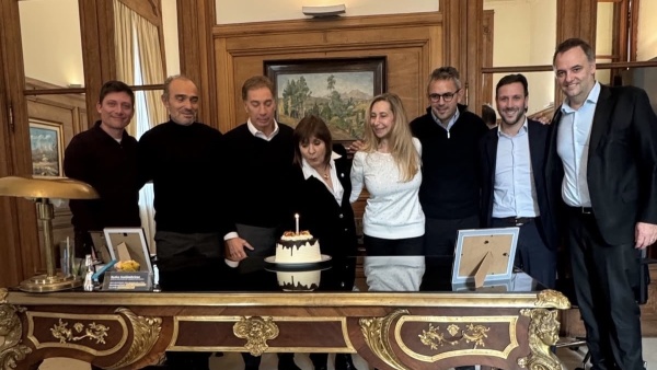 Karina Milei public&oacute; foto de la mesa pol&iacute;tica con Bullrich soplando velas y respald&oacute; a Adorni