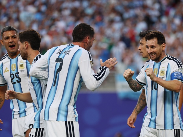 Argentina, con un triplete de Messi, gole&oacute; 3 a 0 a Argelia en su estreno mundialista